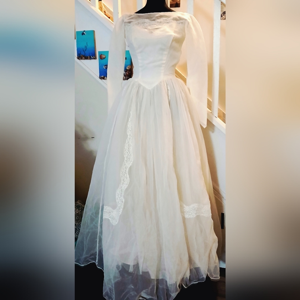 Vintage Gunne Sax Elegant White Long Sleeve Dress with Lace Accents